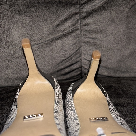 🌻 Gorgeous Silver Pumps 🛍️ bebe 💕 Festive 🛍️ Size 8 - Picture 10 of 12